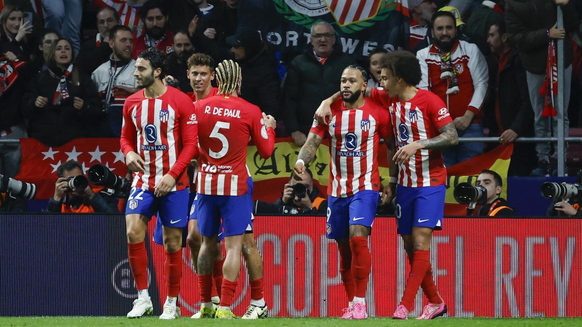 Los jugadores celebran el gol de Memphis