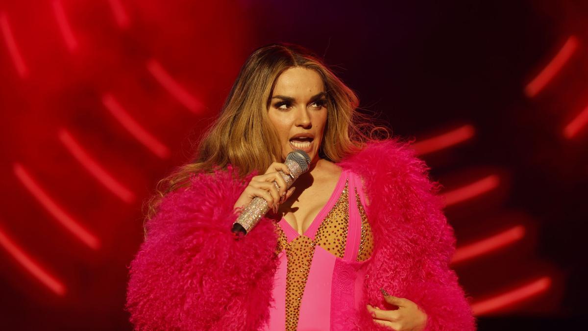 La cantante Melody, durante su actuación en el recinto ferial de Antequera