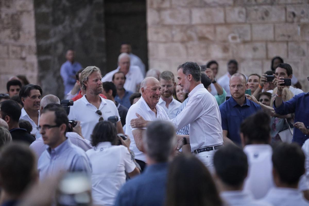 Harald de Noruega y Felipe VI en la entrega de trofeos de la regata de vela 38 Copa del Rey en Ses Voltes de Palma Harald de Noruega y Felipe VI en la entrega de trofeos de la regata de vela 38 Copa del Rey en Ses Voltes de Palma