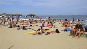 Ambiente en la playa d’en Bossa, en Eivissa.