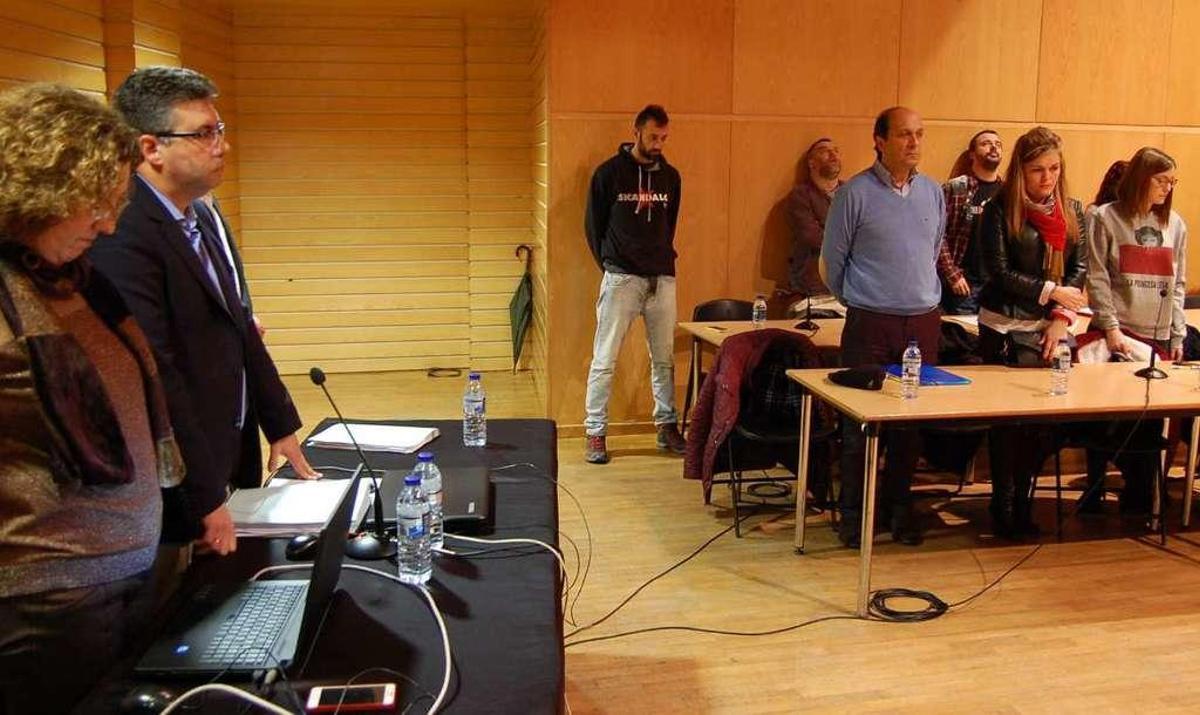 El alcalde, Javier Bas -a la izquierda-, preside un pleno con los ediles del PSOE y AER al fondo. // FdV