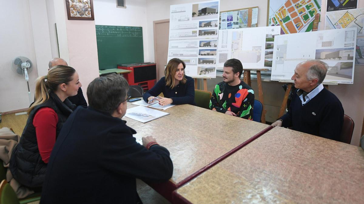 La alcaldesa se ha reunido con los vecinos de San Isidro para informarlos del proyecto.