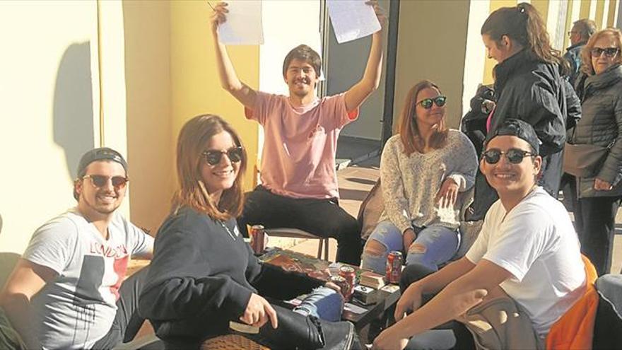 Colas desde la madrugada para un sitio en el Día de las Paellas