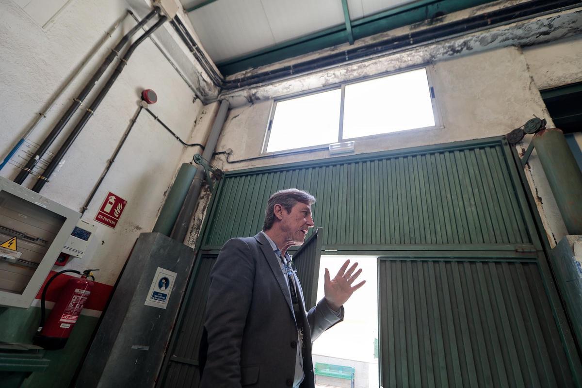 El director del CIPF Virgen de Candelaria, Julián Fariña, frente a uno de los muros afectados por las humedades y las lluvias.