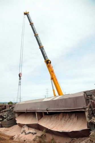 Treballs de retirada del tren descarrilat