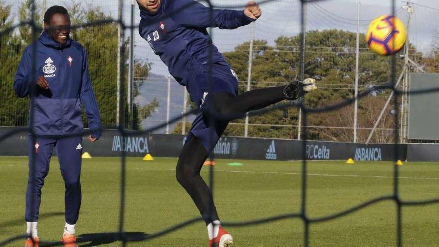 Brais Méndez golpea de espuela el balón en presencia de Pione Sisto durante el entrenamiento matinal de ayer en A Madroa. // Alba Villar