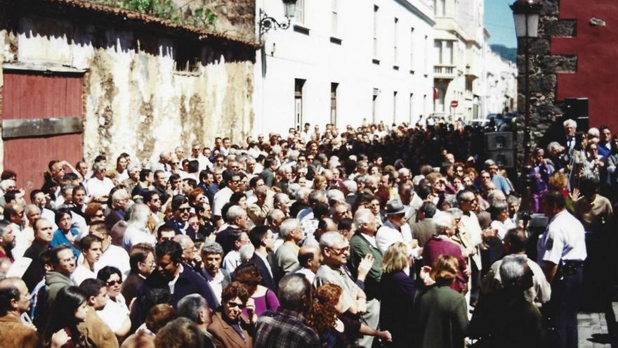 Un momento del homenaje y presentación de su estatua en la calle Viana (2001), donde la multitud bloqueaba la propia vía y también en la de La Carrera. | | E.D.