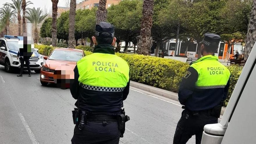 Imagen de archivo de un control de la Policía Local de Alicante.