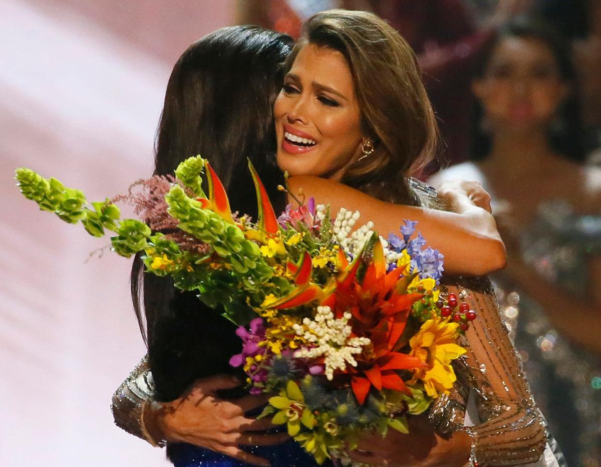 Miss Universo 2016: Iris Mittenaere recibe el ramo de flores