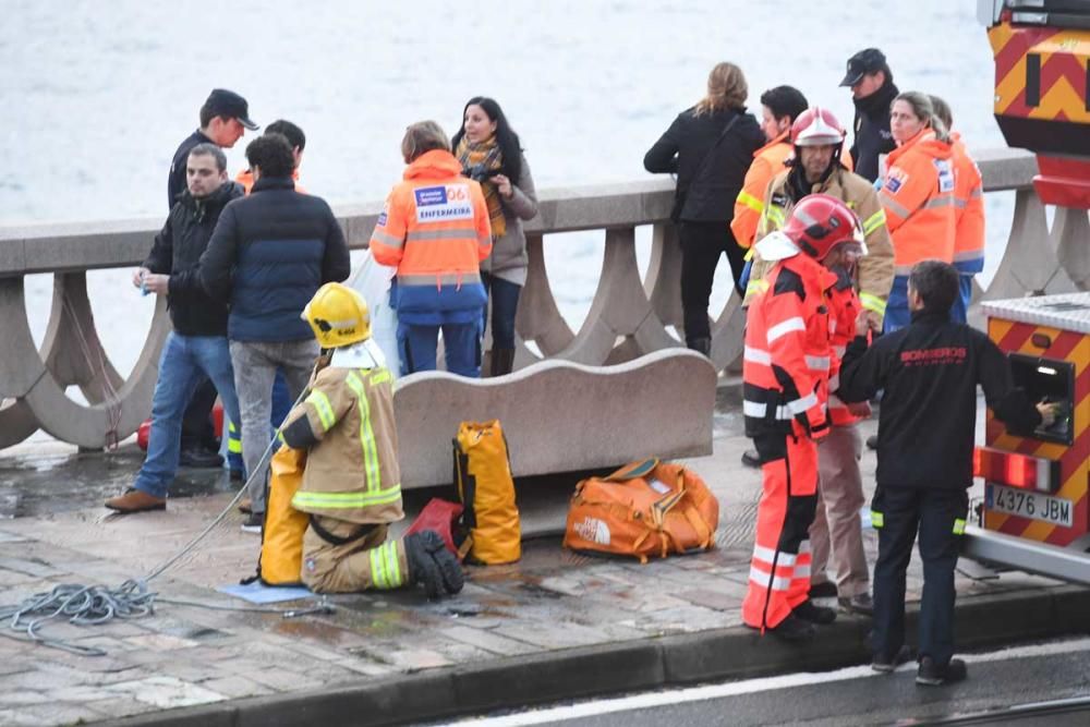 Rescate de un cadáver en las rocas de la Domus