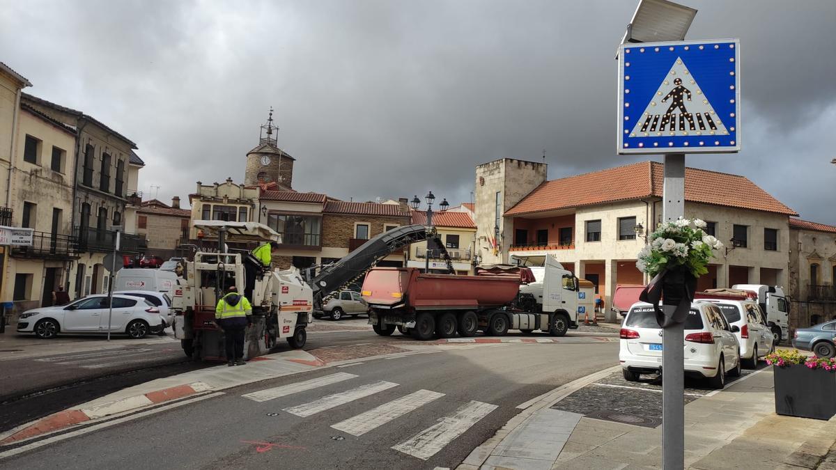 Obras de conservación de la N-122 en Alcañices.