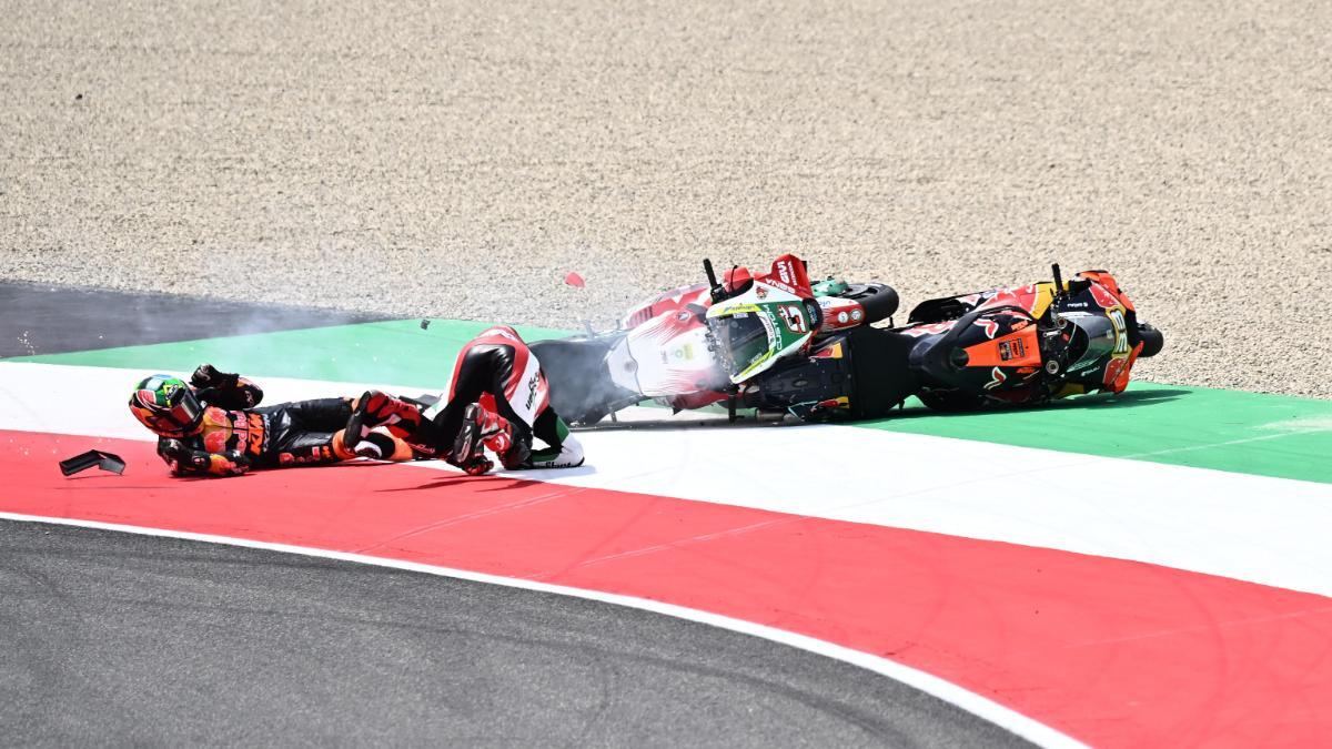 Johann Zarco y Brad Binder en una caída sufrida durante el GP de Italia