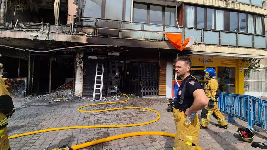 VÍDEO | Incendio en un local junto al restaurante que ardió hace dos semanas en el Paseo Marítimo de Palma
