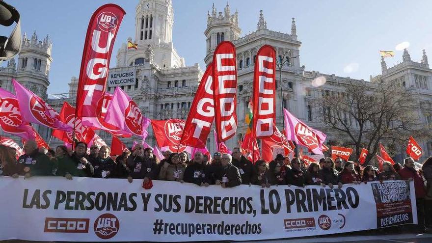 La cabeza de la manifestación a su paso por la plaza de Cibeles de Madrid.