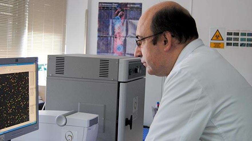 Doctor Manzano en el laboratorio de Microarrays