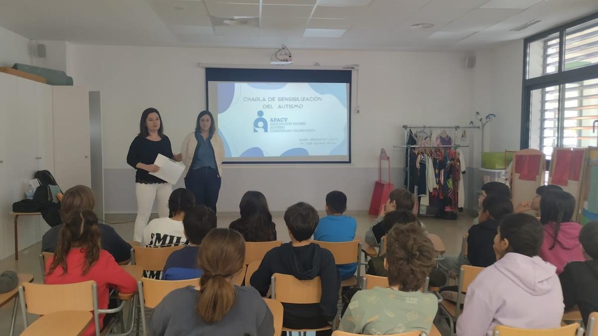 Una de las charlas de sensibilización del autismo en un colegio de Sant Joan