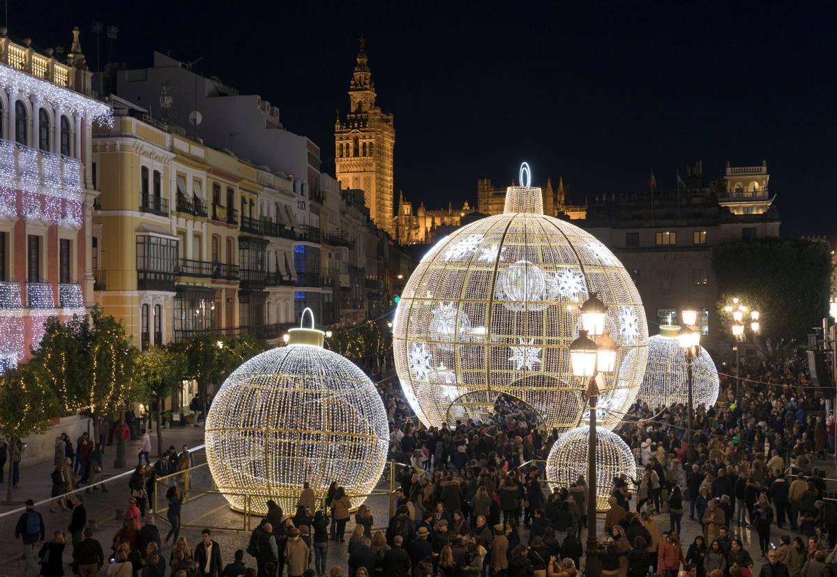 GRAF2230 SEVILLA 01/12/2017,- Cientos de personas se han dado cita esta noche para ver el arranque de la iluminación navideña y la programación  Alumbra , que llenará hasta el día de Reyes de actividad y de luz Sevilla, con el foco puesto en la difusión de la cultura coincidiendo con el Año Murillo. EFE/Julio Muñoz. Navidades '17, iluminación navideña, luces