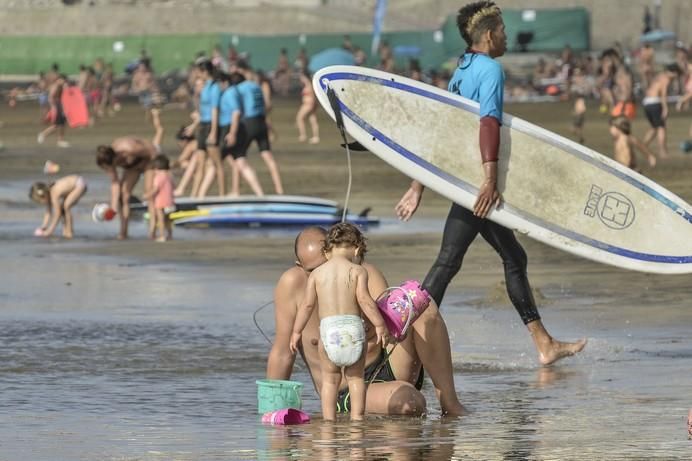 LAS PALMAS DE GRAN CANARIA A 21/06/2017. La Agencia Estatal de Meteorología (Aemet) ha decretado el aviso amarillo por altas temperaturas para este jueves, 22 de junio en Gran Canaria. Playa de Las Canteras. FOTO: J.PÉREZ CURBELO