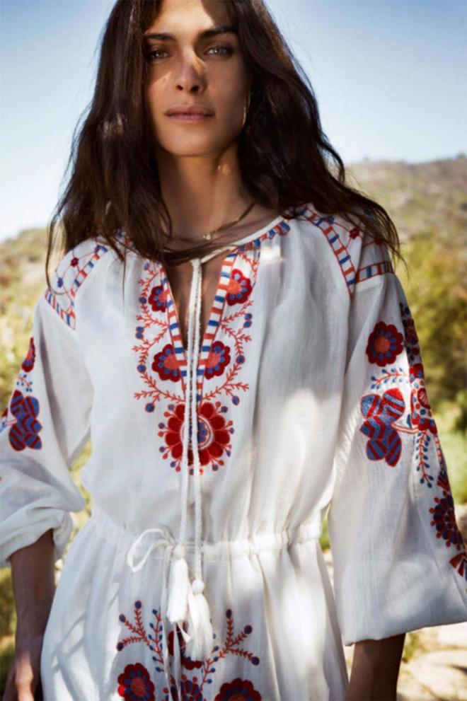 Elisa Sednaoui con el vestido lucido por Paula Echevarria de Antik Batik