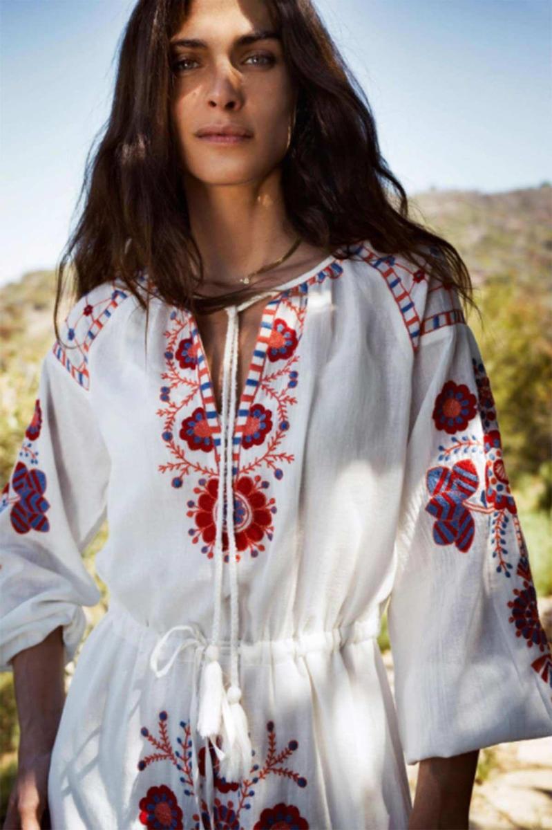 Elisa Sednaoui con el vestido lucido por Paula Echevarria de Antik Batik