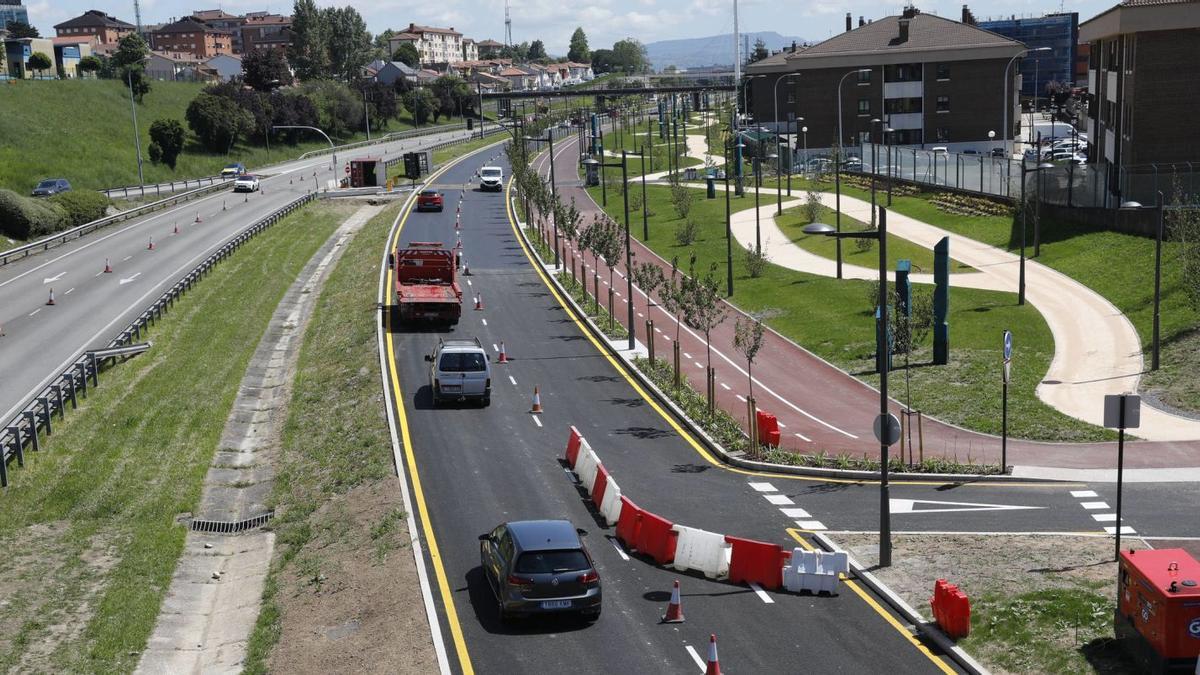 Varios vehículos circulan a la altura del Rubín por el carril izquierdo de la nueva calzada paralela al parque lineal en construcción.