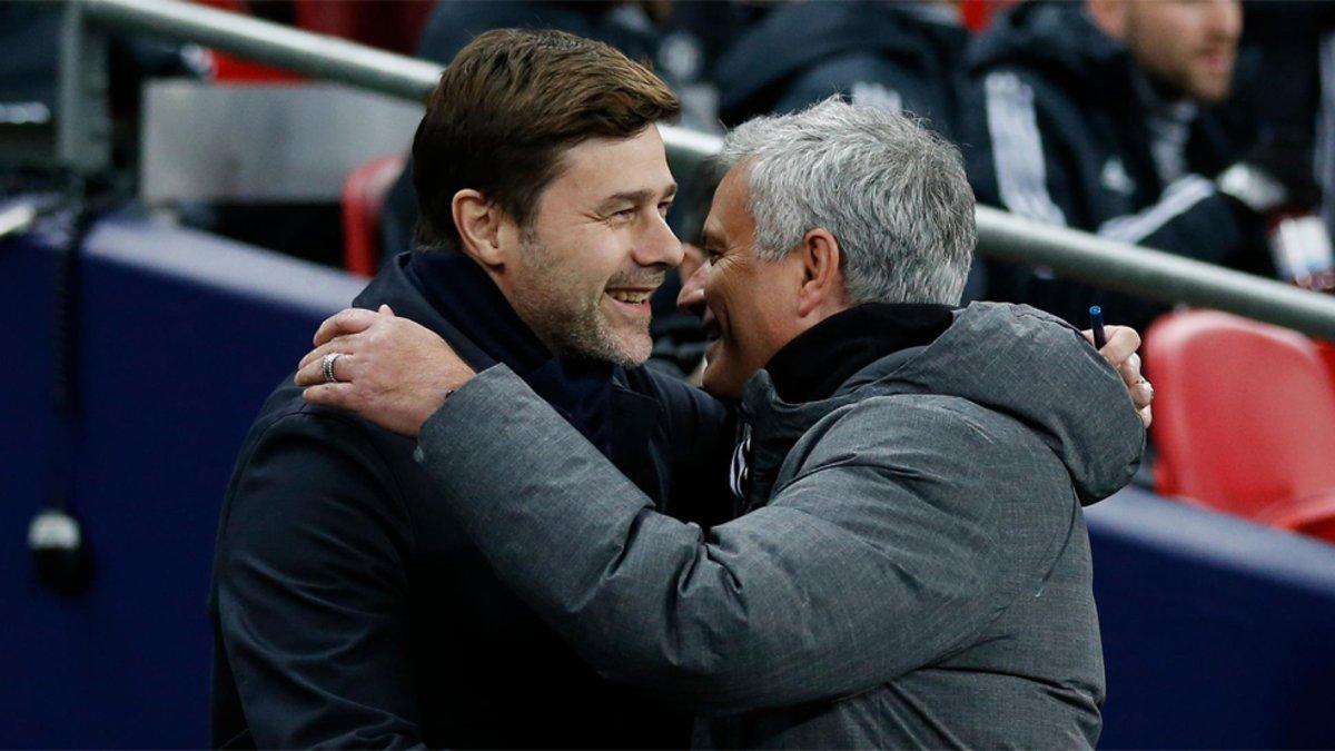 Pochettino y Mourinho se saludan en los prolegómenos de un duelo entre el Manchester United y el Tottenham Hotspur