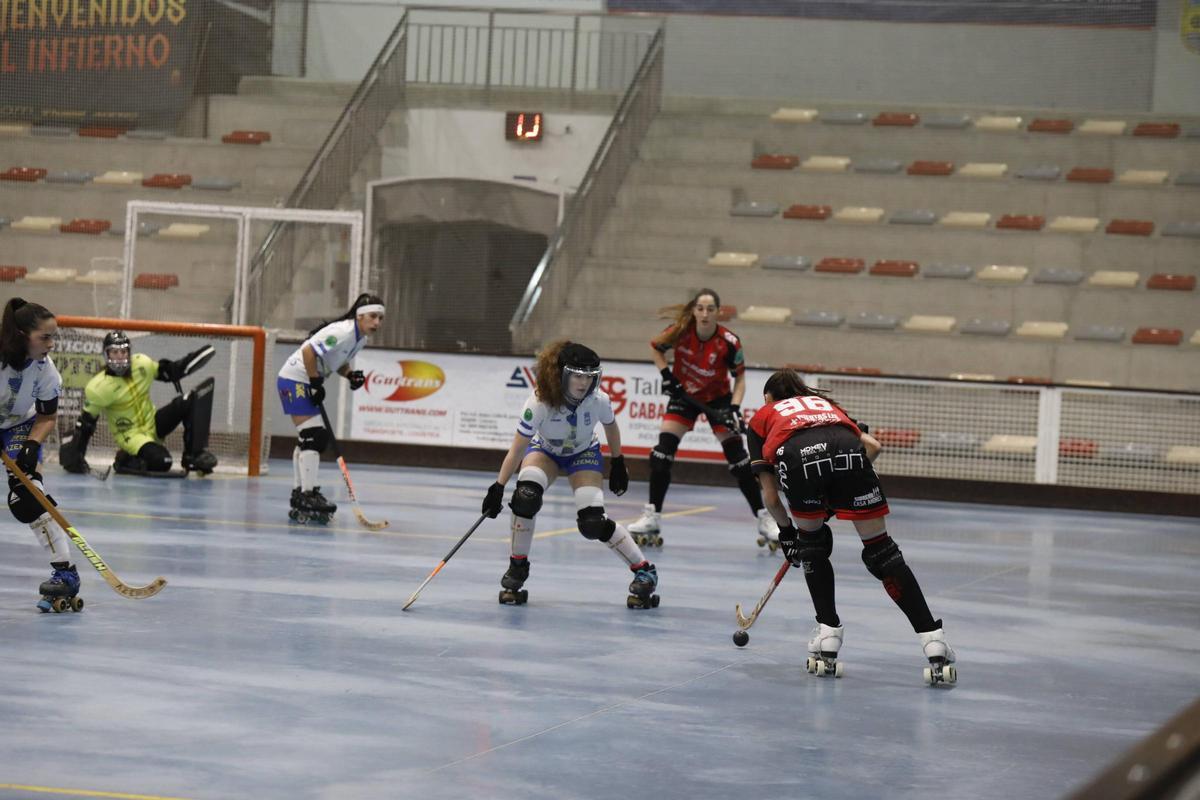 María Igualada, con la bola en un ataque del Telecable ante el eNe Oposiciones.