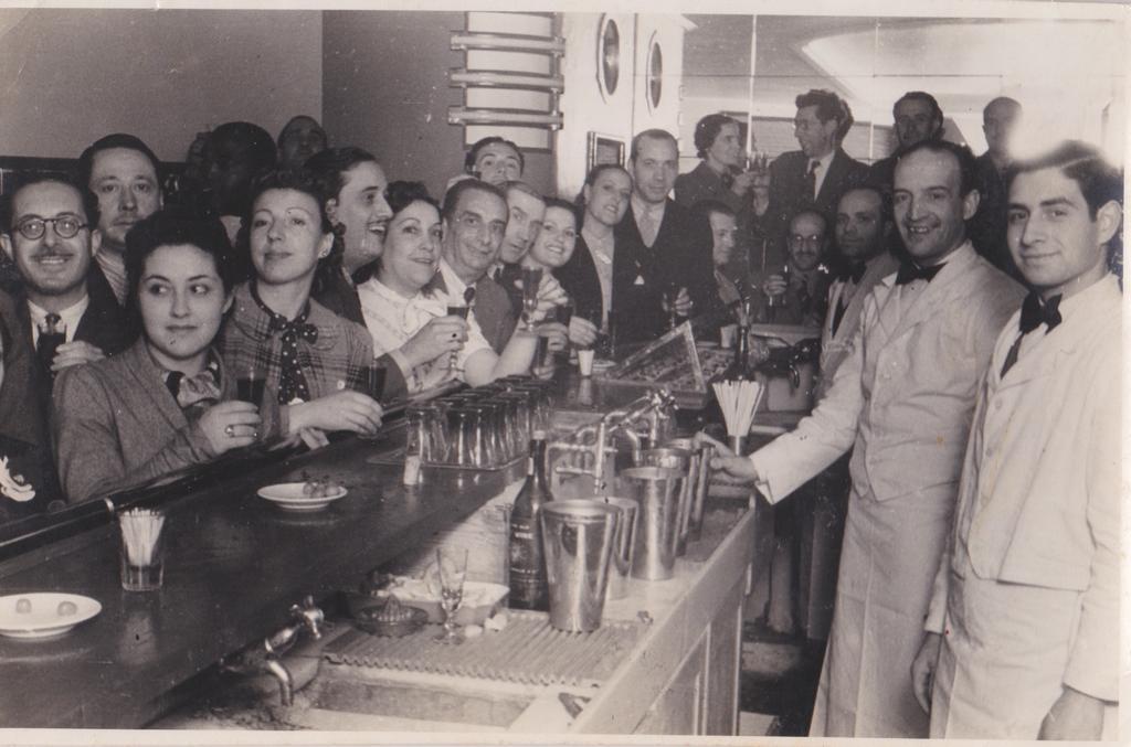 Miguel Boadas tras la barra en una jornada en el Boadas