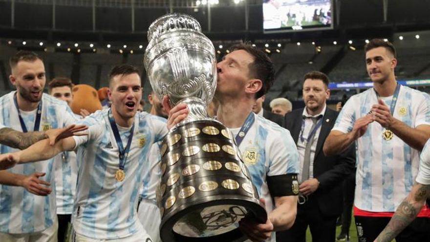 Messi fent-li un petó al trofeu de la Copa Amèrica 2021