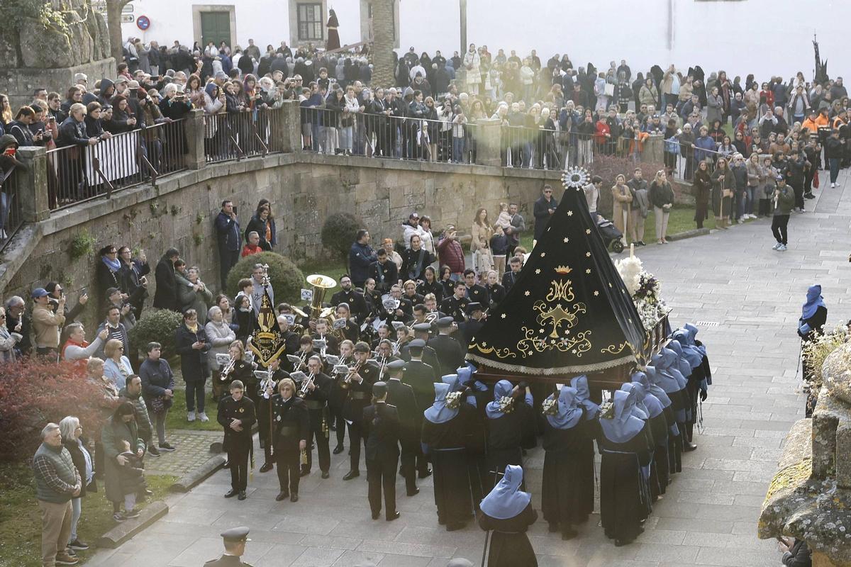 El lavatorio de los pies centra el Jueves Santo y da paso al día con más procesiones de la Semana Santa compostelana El lavatorio de los pies centra el Jueves Santo y da paso al día con más procesiones de la Semana Santa compostelana