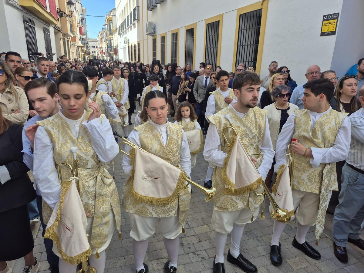 Abejorros en el paso de la Soledad de Cabra este Sábado Santo.