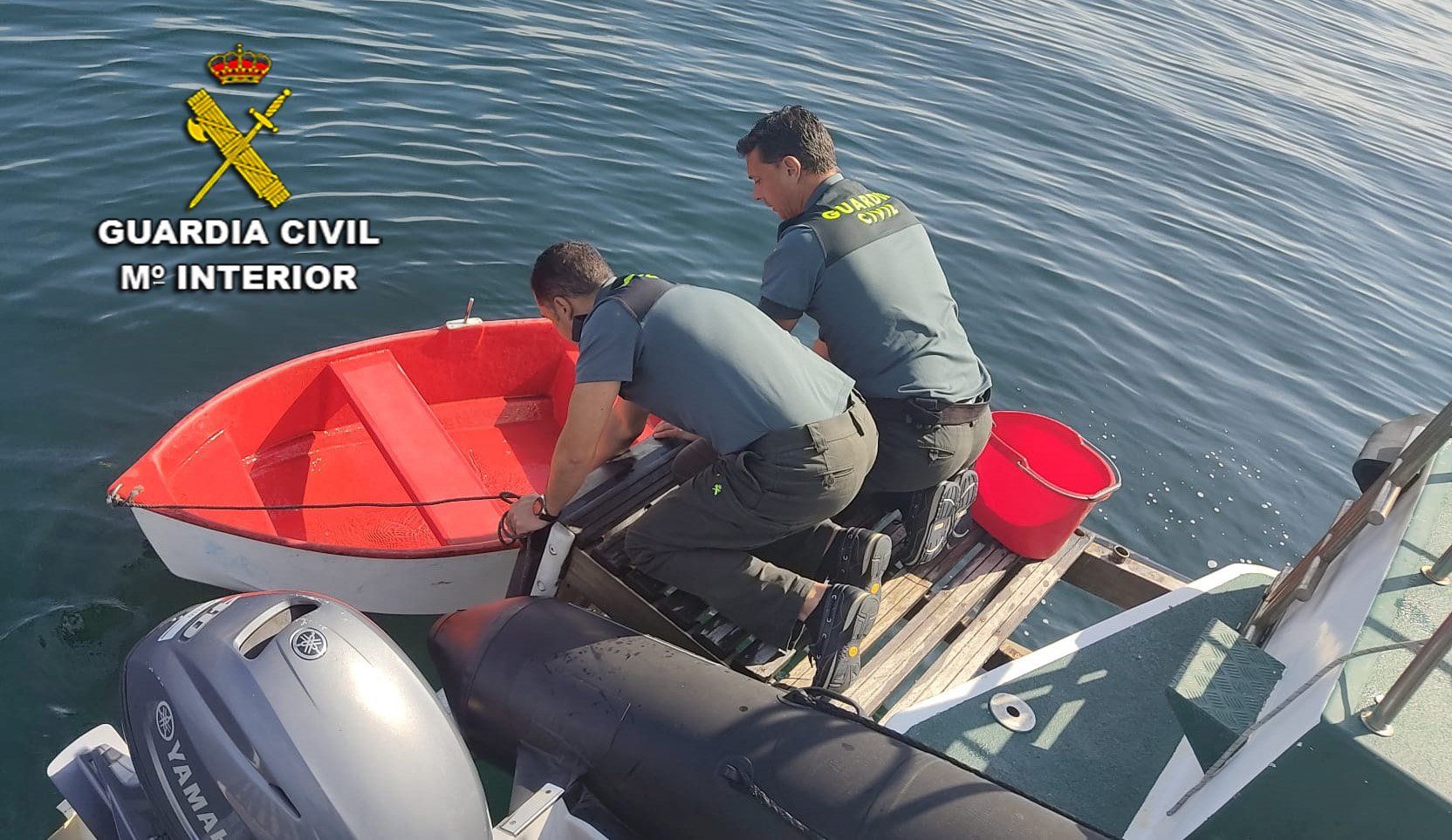El bote fue encontrado a la deriva y volcado por la patrullera de la Guardia Civil.