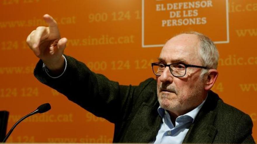 El Defensor del Pueblo catalán insta a Torra a retirar los lazos en periodo electoral