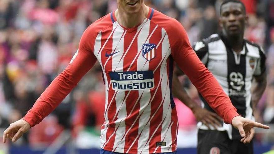 Fernando Torres celebra el tercer gol del Atlético. // Efe