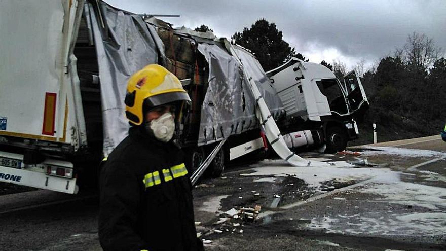 Camión volcado en la carretera N-122, ayer.