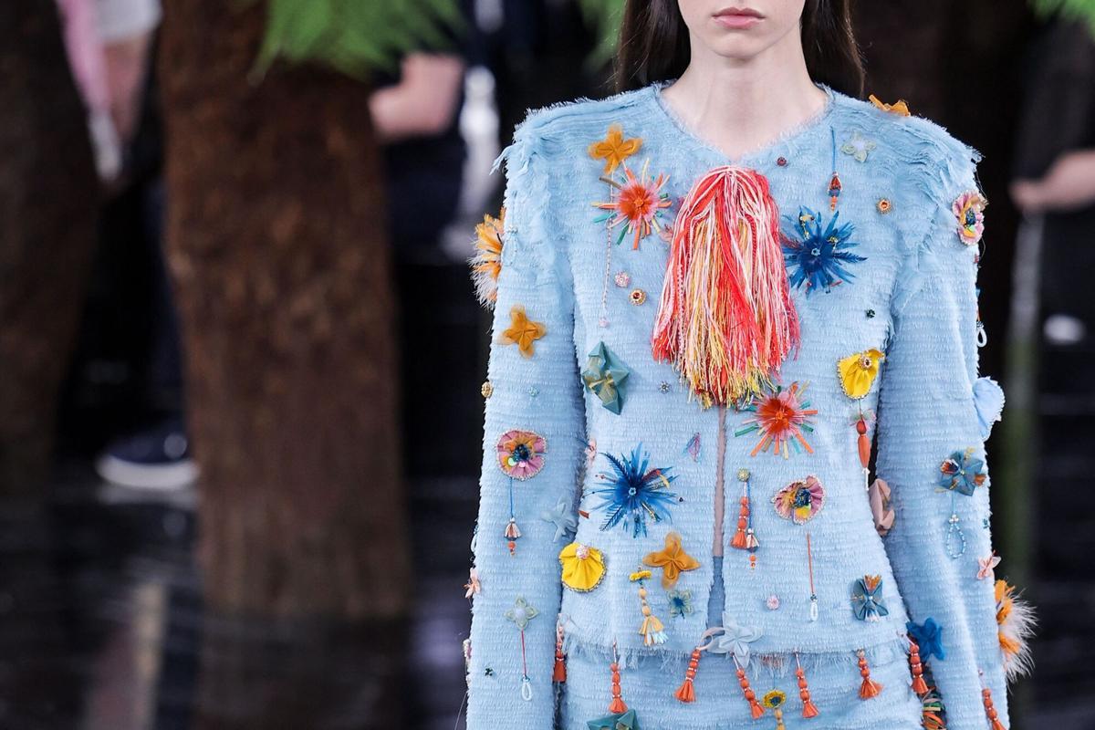 Un modelo de Christian Dior Women Haute Couture Fall/Winter 2026-2027 presentado en París.
