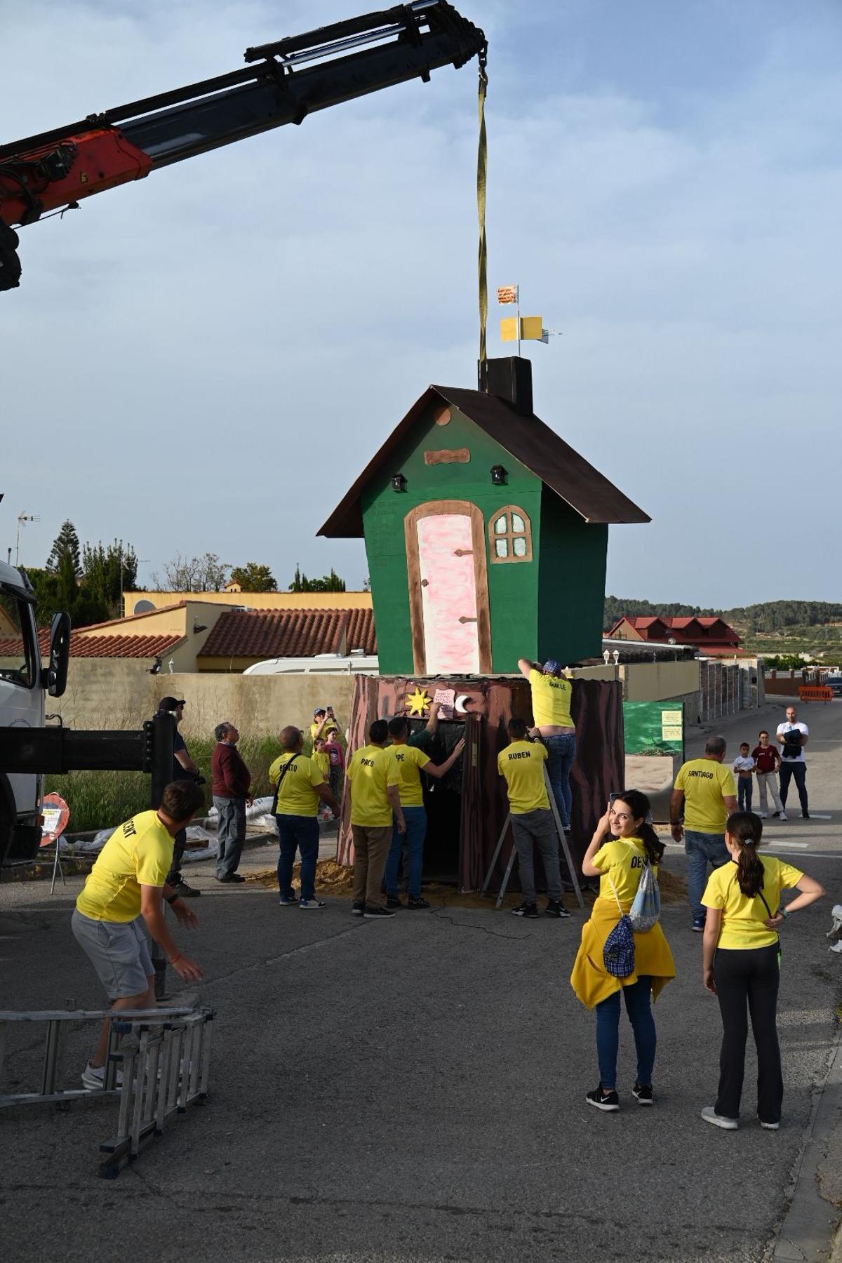 Los falleros de Balcón de Montroi en los trabajos de la "plantà".