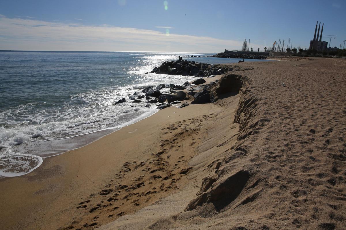 Algunas playas de Badalona pierden arena tras el temporal