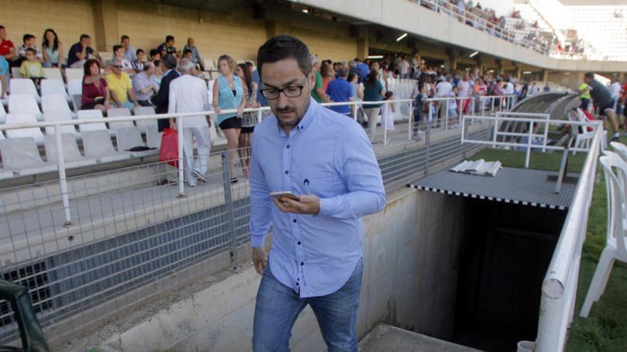 Paco Belmonte, actual propietario del FC Cartagena, subiendo las escaleras para acceder al campo del Cartagonova.
