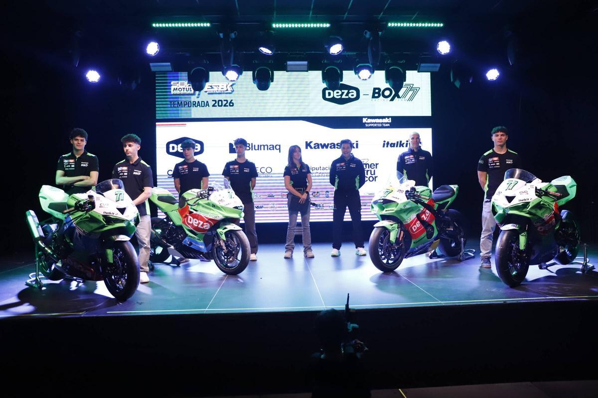 Asistentes a la presentación del equipo de motociclismo Deza Box 77.