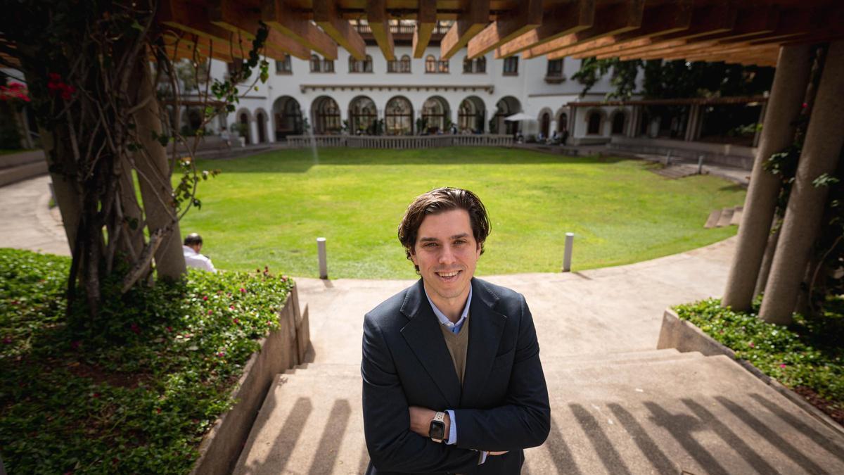 Álvaro Méndez. director del Hotel Mencey, con el emblemáticoJardín Rotonda, el principal del establecimiento, detrás.