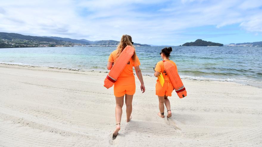 Papeleras, duchas y lavapiés vuelven a las playas de Poio