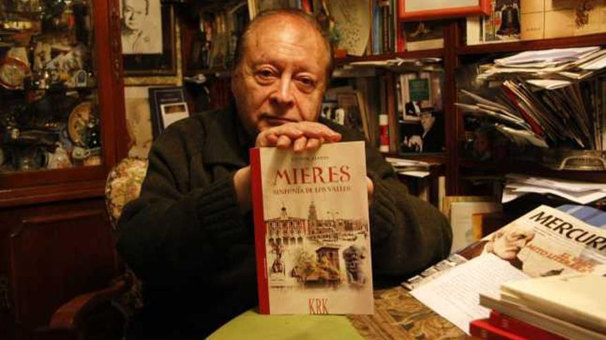 Víctor Alperi, con su libro &quot;Mieres. Sinfonía de los valles&quot;, en su domicilio de Gijón, en 2009.