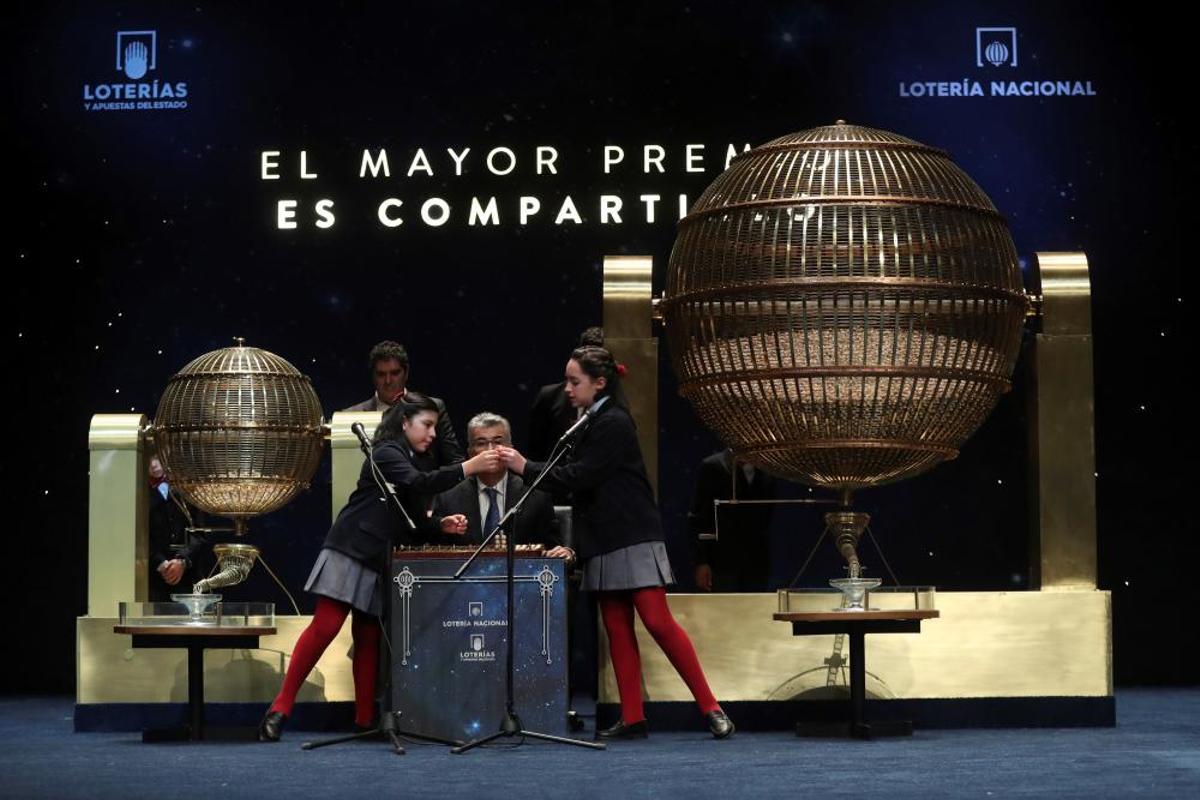 os niños de San Ildefonso , durante el sorteo extraordinario de Lotería de Navidad, el más esperado del año, que repartirá hoy 2.380 millones de euros en premios (70 más que en 2016) a través de los 15 millones de premios que llenarán de alegría a miles de afortunados cuando los niños de San Ildefonso canten el número que llevan en sus bolsillos. EFE