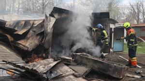 Bomberos de Ucrania apagando un incendio provocado por un ataque ruso contra infraestructura civil en Járkov