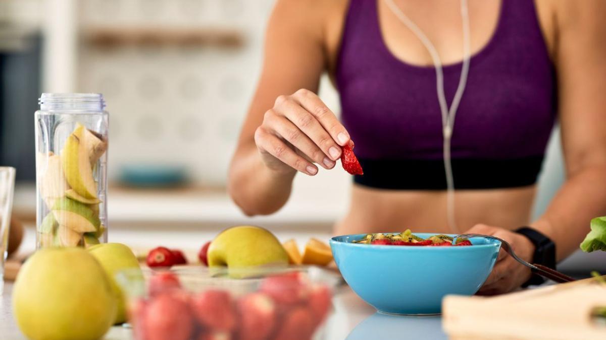 una dieta alta en proteínas puede ser una herramienta efectiva para perder peso y reducir grasa corporal, gracias a su capacidad para aumentar la saciedad, preservar la masa muscular y elevar el gasto calórico.