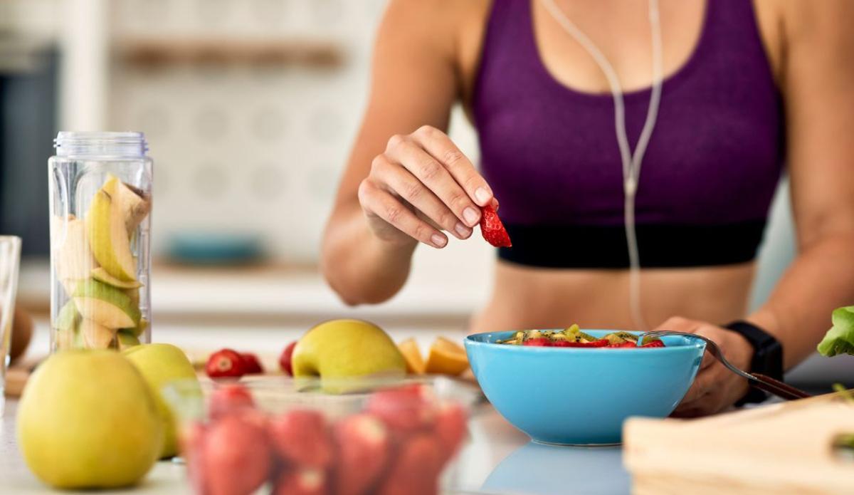 una dieta alta en proteínas puede ser una herramienta efectiva para perder peso y reducir grasa corporal, gracias a su capacidad para aumentar la saciedad, preservar la masa muscular y elevar el gasto calórico.