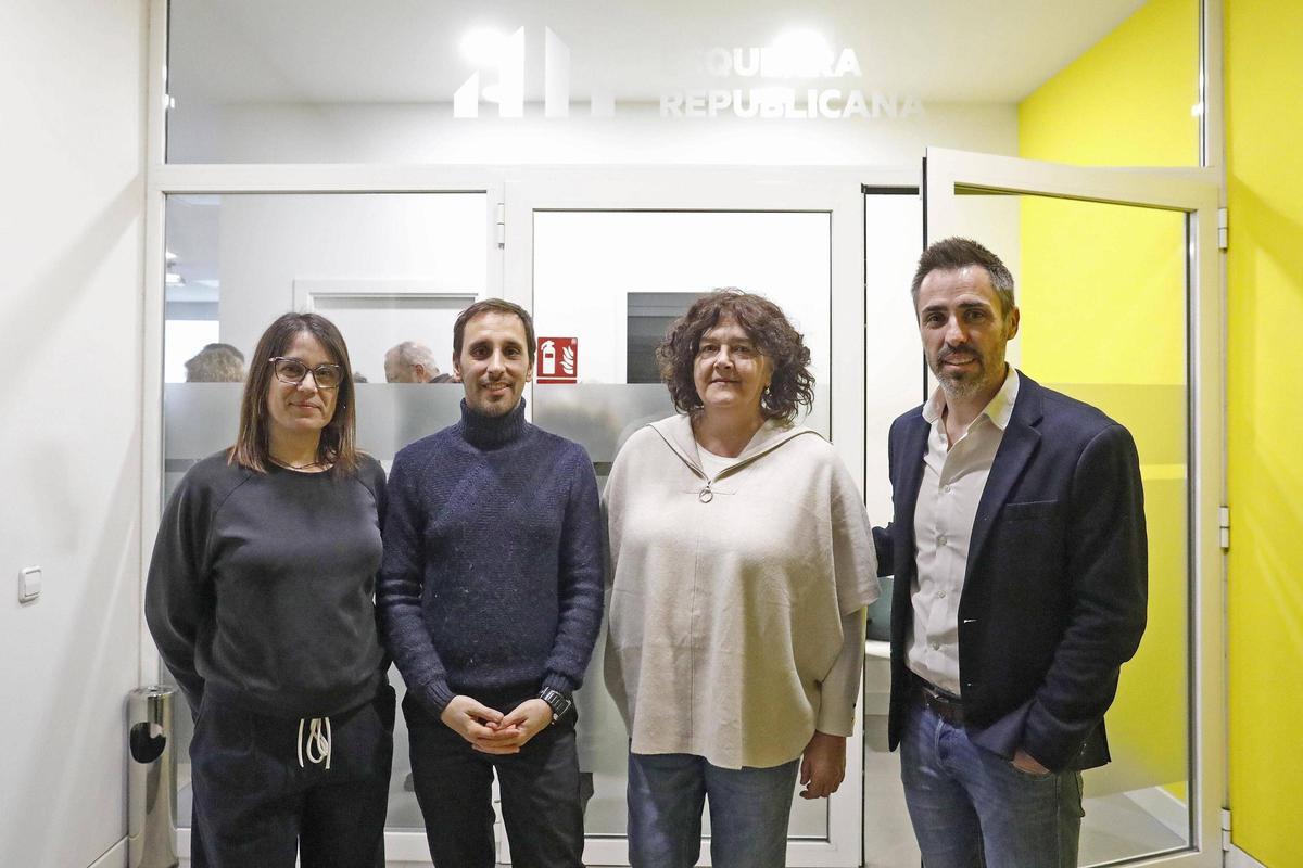 Annabel Moya, Salvador Romero, Núria Martínez i Marc Puigtio a la porta de la seu d'ERC.