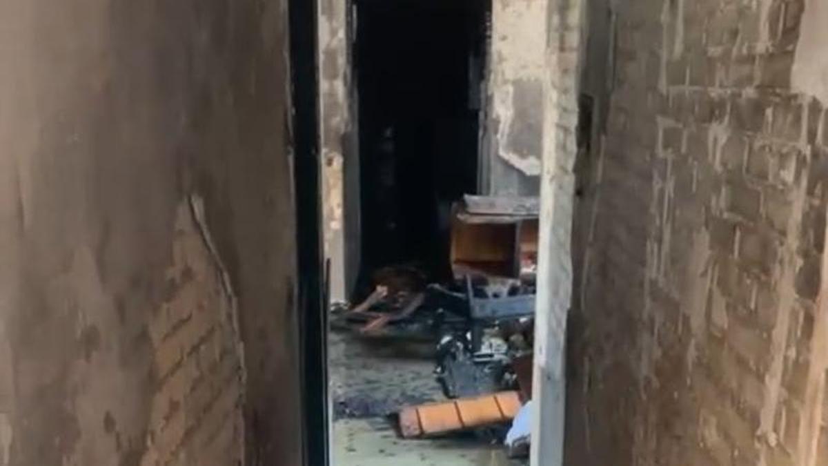 Los bomberos salvan a un matrimonio y su hijo del incendio de su vivienda en el centro de Sevilla