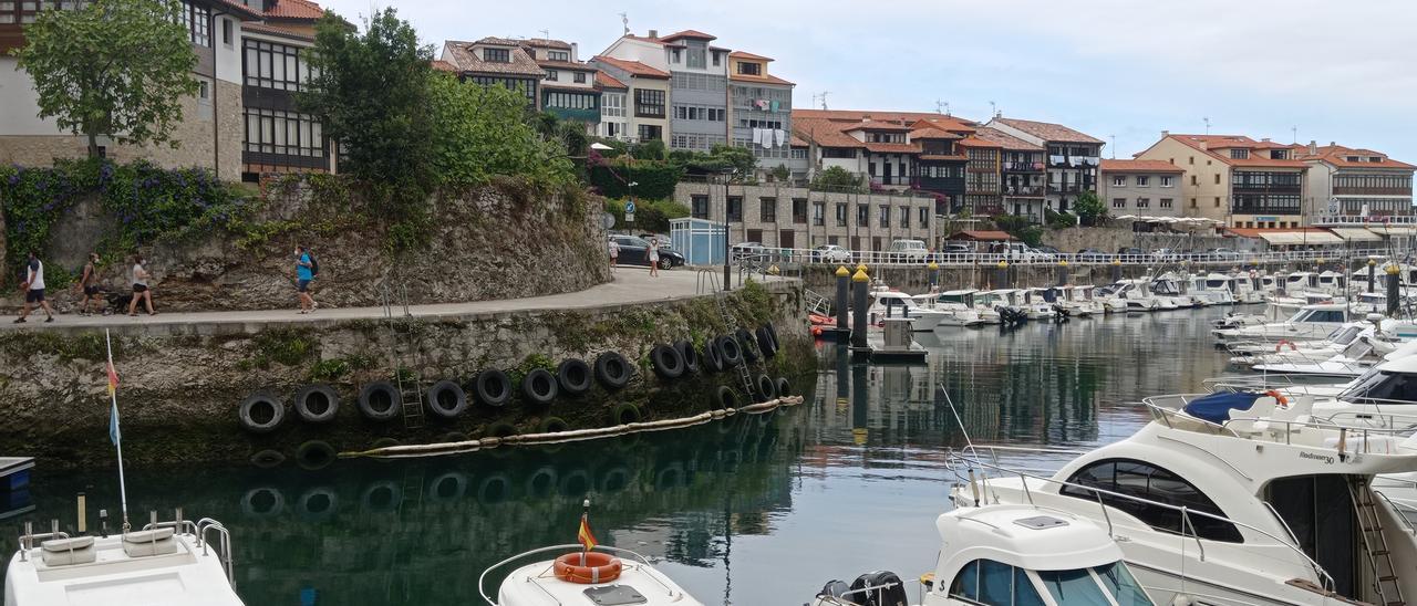 Vista del puerto de Llanes.